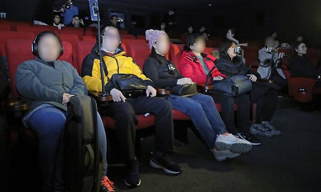 한 영화관에서 시각, 청각 장애인들이 영화관람 보조시스템을 시연하고 있다. 연합뉴스