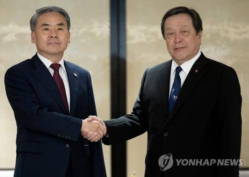 한-일 양자장관 회담 (싱가포르=연합뉴스) 김도훈 기자 = 제20차 아시아안보회의(샹그릴라 대화)에 참석 중인 이종섭 국방부 장관이 4일(현지시간) 싱가포르 샹그릴라 호텔에서 하마다 야스카즈 일본 방위상과 양자회담에 앞서 악수하고 있다.
한국 국방장관과 일본 방위상 사이에 열린 양자회담은 지난 2019년 11월 정경두 장관과 고노 다로 일본 방위상 간 만남 이후 약 4년 만이다. 2023.6.4
superdoo82@yna.co.kr
(끝)