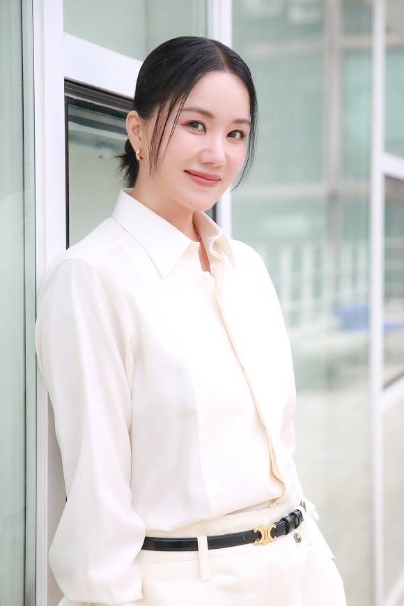 1일 서울 강남구 청담동 사람엔터테인먼트 사옥에서 '닥터 차정숙'의 차정숙을 연기한 엄정화를 만나 작품에 대한 이야기를 나눴다. /사람엔터테인먼트 제공