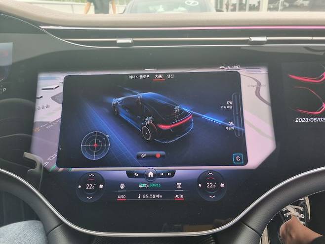 AMG EQS 중앙 디스플레이. 차량 무게 중심을 보여주는 화면. ⓒ데일리안 편은지 기자