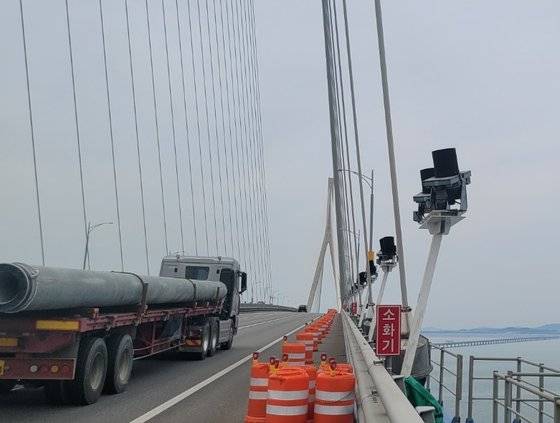 지난해 인천대교 중심부에 차를 세우기 어렵도록 설치한 플라스틱 드럼통. 자살 시도자가 정차할 때 추돌 사고를 피하기 위해 비상등을 켜는 행동에 착안했다. 강주안 기자