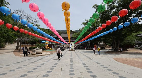부처님오신날(5월 27일)을 일주일가량 앞둔 지난달 21일 시민들이 대구 팔공산 동화사를 방문하고 있다. 연합뉴스