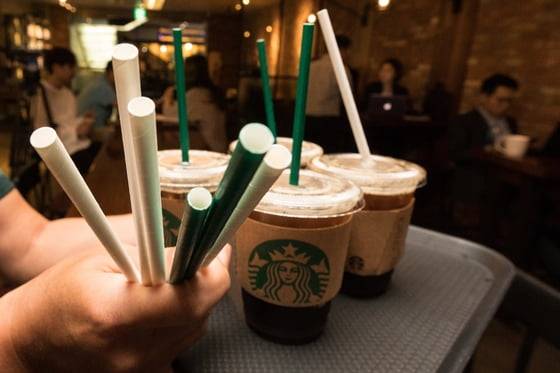 스타벅스에서 사용 중인 종이 빨대./사진=뉴스1