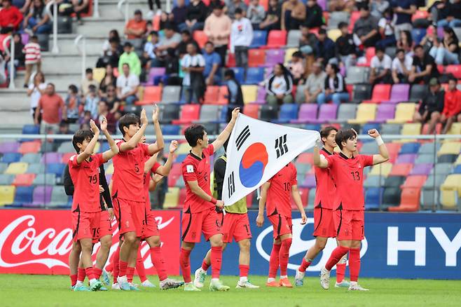 20세 이하 한국남자축구대표 선수들이 5일 아르헨티나에서 열린 2023 국제축구연맹(FIFA) 20세 이하(U-20) 월드컵 8강전에서 나이지리아를 꺾고 4강에 진추한 뒤 태극기를 들고 자축하고 있다. 연합뉴스