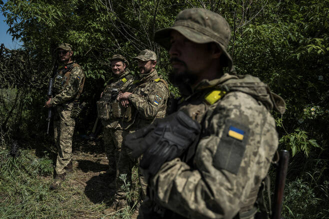 4일(현지시간) 우크라이나군 장병들이 러시아와의 접경 지역에서 작전 투입 전 대기하고 있다. [사진 출처 = 로이터, 연합뉴스]