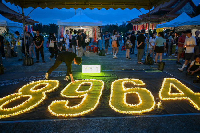 톈안먼 민주화 시위 34주기를 맞은 4일 대만 장제스 기념관 자유 광장에서는 1989년 6월 4일을 뜻하는 ‘8964’ 조명을 점등하는 행사가 열렸다. AFP 로이터 연합뉴스