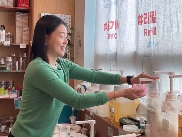 배우 박진희 씨가 물건을 포장지 없이 파는 ‘알맹 상점’에서 세제 리필을 하고 있다. [인스타그램 캡처]