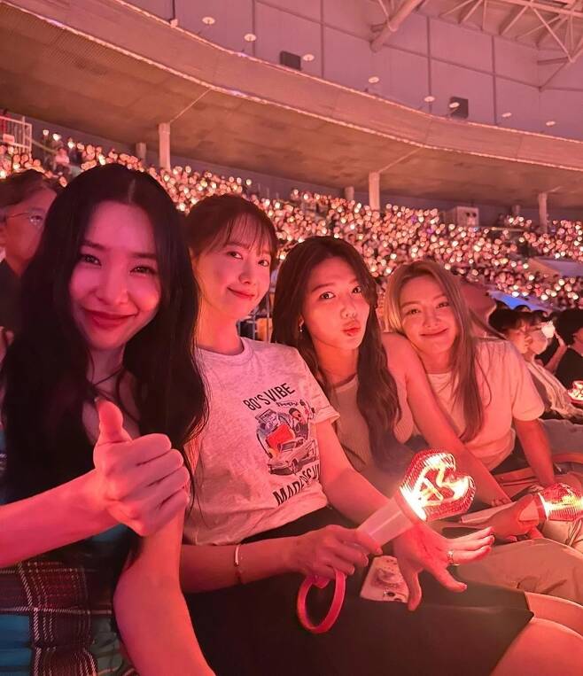 The Girls Generation boasted of their unwavering friendship.Im Yoon-ah wrote on his instagram on June 5, saying, Its been a long time since Ive been out with my members.Im Yoon-ah said, There are too many good songs, too good and too beautiful.The photo shows Taeyeon, Im Yoon-ah, Sooyoung, Tiffany, and Hyo-yeon in a solo concert.They attracted attention by listening to the Taeyeon concert slogan or enjoying the concert.In addition to Im Yoon-ah, who is shooting a drama, Taeyeons solo concert scene and enjoying it together in their busy schedule shows a warm friendship.Seo Hyun also attended the Taeyeon concert earlier and wrote an affectionate photo saying, I love you, my proud wool tangu sister.Taeyeon held her fifth solo concert TAEYEON CONCERT - The ODD OF LOVE (Taeyeon Concert - The Odd of Love) at KSPO DOME (Gymnastics Stadium) in Seoul Olympic Park on the 3rd and 4th.