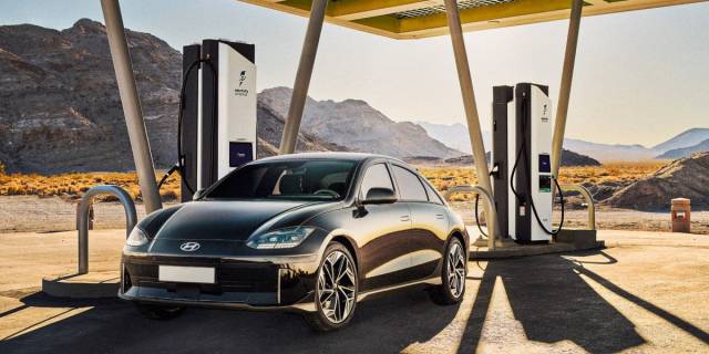 현대차 전기차가 일렉트리파이아메리카 충전기를 통해 충전되고 있다.