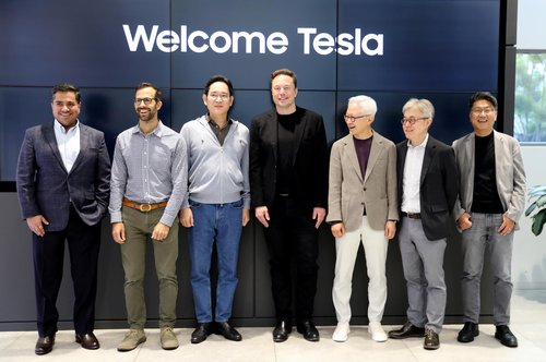 이재용(왼쪽 세 번째) 삼성전자 회장과 일론 머스크(왼쪽 네 번째) 테슬라 CEO가 5월 10일 삼성전자 북미 반도체연구소에서 만나 기념촬영을 하고 있다. 사진 제공=삼성전자