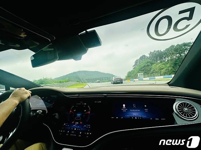 메르세데스 벤츠 코리아는 2일 경기 용인 AMG 스피드웨이에서 'AMG EQ 익스피리언스 데이'를 개최했다.ⓒ 뉴스1 이동희 기자