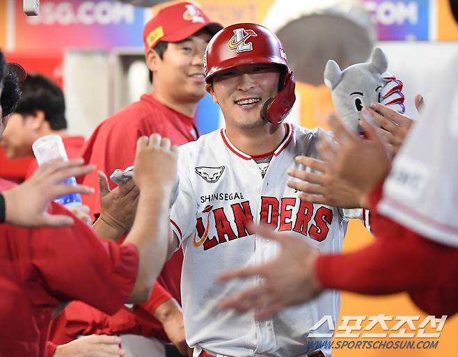 1일 인천 SSG랜더스필드에서 열린 삼성 라이온즈와 SSG 랜더스 경기. 8회말 2사 하재훈이 솔로포를 치고 들어와 축하받고 있다. 인천=정재근 기자 cjg@sportschosun.com/2023.6.1/