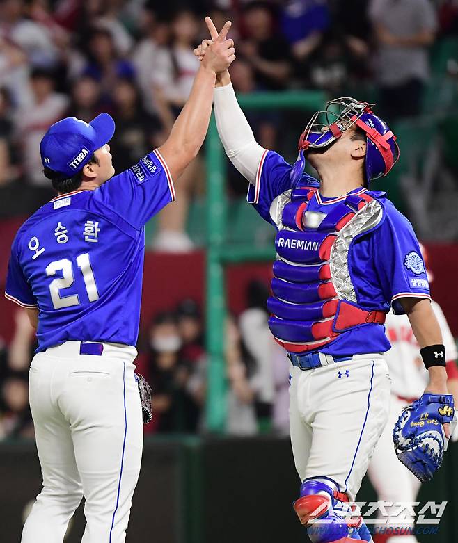 31일 인천 SSG랜더스필드에서 열린 삼성 라이온즈와 SSG 랜더스 경기. 9회 등판해 3대2 승리를 지킨 오승환이 강민호와 세리머니를 하고 있다. 인천=정재근 기자 cjg@sportschosun.com/2023.5.31/