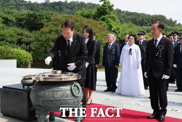 윤석열 대통령은 6일 서울 동작구 국립서울현충원에서 열린 제68회 현충일 추념식에 참석해 국가유공자에 대한 예우를 강조했다. 이날 현충탑에 분향하고 있는 윤 대통령. /뉴시스
