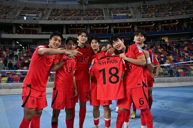 한국 20세 이하(U-20) 축구대표팀 선수들이 5일 나이지리아와의 국제축구연맹(FIFA) U-20 월드컵 8강전에서 1-0으로  승리한 뒤 조별리그에서의 부상으로 대회 도중 귀국한 팀 동료 박승호의 유니폼을 들어보이며 모두가 한 팀임을 알리고 있다.  대한축구협회 제공