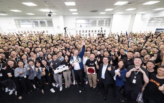 지난달 31일 일론 머스크 테슬라 CEO가 상하이 기가팩토리를 방문해 중국인 직원들을 격려하고 함께 웃고 있다. [중국 웨이보 캡처]