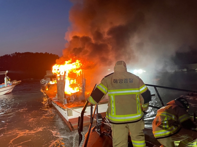 해양경찰이 선박화재를 발견하고 화재진압에 나서고 있다. 여수해경 제공