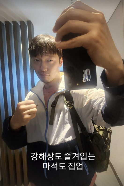 The roundup: no way out.On the 6th, Son Seok-gu released a selfie of Ma Seok-do (Ma Dong-Seok) wearing a costume in the movie  ⁇  The Roundup: No Way Out ⁇ .In the meantime, I went out to work and took a self-portrait and cheered on  ⁇  The Roundup: No Way Out  ⁇ .Son Seok-gu received a lot of love from last years  ⁇  The Outlaws2  ⁇   ⁇   ⁇   ⁇   ⁇ .In order to support the new Nineteen Eighty-Four of the movie he appeared in, he shows his goodwill by showing his willingness to wear Ma Seok-dos costume.On the other hand,  ⁇   ⁇   ⁇   ⁇   ⁇   ⁇   ⁇   ⁇   ⁇   ⁇   ⁇   ⁇   ⁇   ⁇   ⁇   ⁇   ⁇ .................................................................................... It is continuing the box office with penetration of 200,000 Audience.Son Seok-gu!