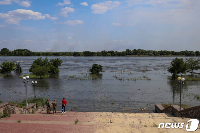 카호프카댐 붕괴 이후 강물이 급격히 불고 있다. ⓒ 로이터=뉴스1 ⓒ News1 박형기 기자