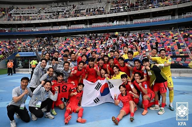 4일(현지시간) 오후 아르헨티나 산티아고 델 에스테로 스타디움에서 열린 2023 국제축구연맹(FIFA) 20세 이하(U-20) 월드컵 8강전 한국과 나이지리아의 경기에서 1:0 승리를 거둔 대한민국 대표팀이 기쁨을 나누고 있다. (대한축구협회 제공) 2023.6.5/뉴스1
