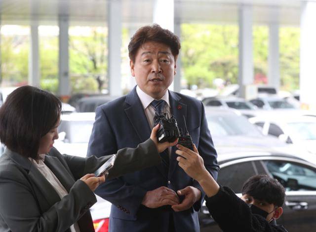 김봉현 전 스타모빌리티 회장으로부터 불법 정치자금을 받은 혐의로 재판에 넘겨진 기동민 더불어민주당 의원이 4월 18일 서울남부지법에서 열린 첫 공판에 출석하기 앞서 취재진 질문에 답하고 있다. 연합뉴스