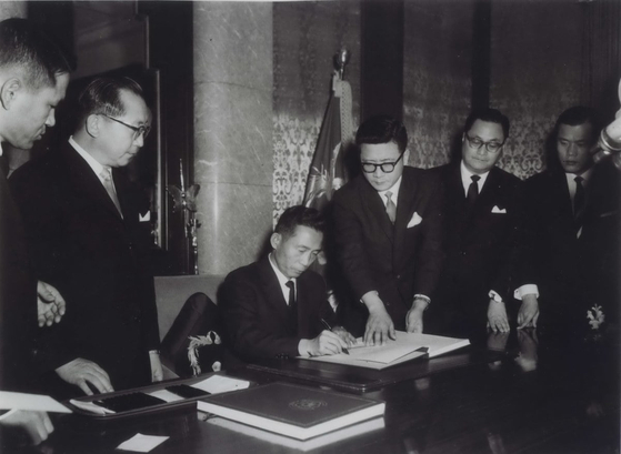 박정희 대통령이 1965년 12월 17일 한일협정 비준서에 서명하고 있다. [중앙포토]