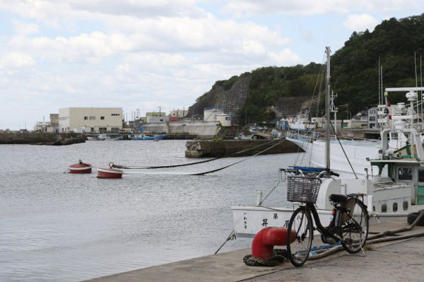 일본 어선들이 지난달 24일 후쿠시마 제1원자력발전소에서 50km 가량 떨어져 있는 이와키시 나카노사쿠항에 떠 있다. 연합뉴스