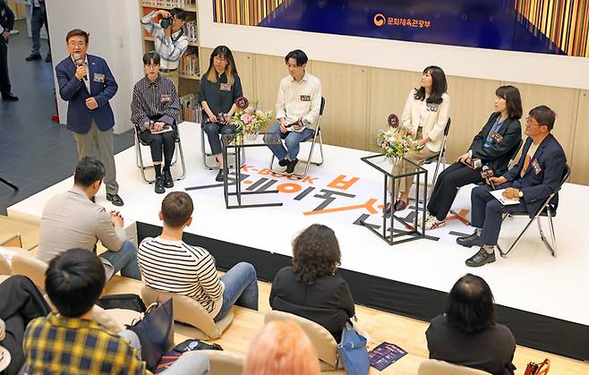 박보균 문화체육관광부 장관이 7일 서울 송파구 송파책박물관 어울림홀에서 열린 K-북 비전 선포식 중 김겨울, 이수지, 장강명, 안희연, 엄지혜, 김슬옹 작가와 함께한 K-북 토크쇼에서 패널들의 질문에 답하고 있다. <사진제공=문화체육관광부>