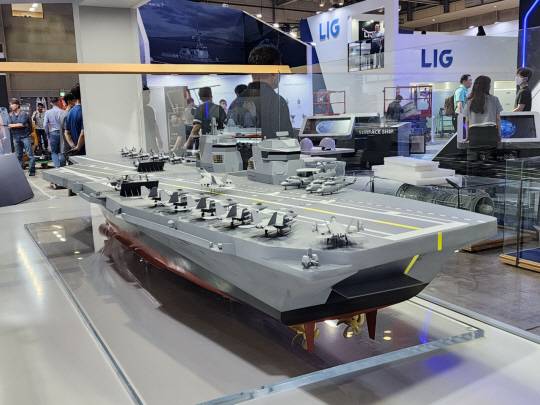 HD현대중공업이 7일 부산 벡스코에서 개막한 해양방위산업전(MADEX 2023) 자체 부스에서 선보인 업그레이드된 한국형 항모 모형. 캐터펄트 방식 적용으로 경항모급 수준을 벗어나 정규항모급으로 탈바꿈했다. 디펜스 타임즈 제공