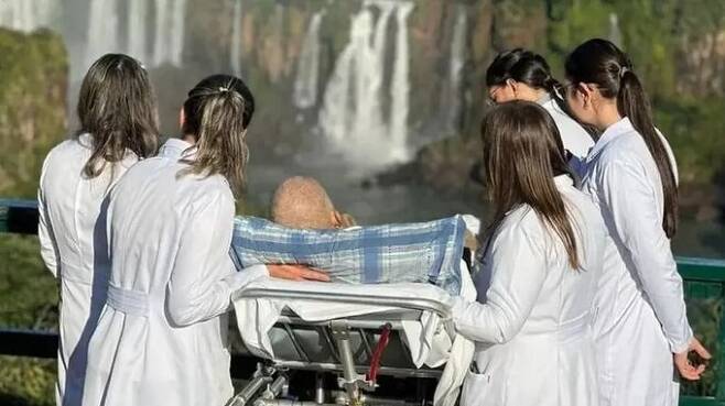 말기 암 환자(중앙)의 ‘마지막 소원’을 들어준 브라질 의료진(사진)