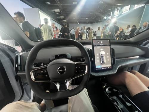 7일(현지시간) 세계 최초로 공개된 볼보자동차의 소형 전기 스포츠유틸리티차(SUV) ‘EX30’의 운전석에 앉아 촬영한 실내. 중앙에 12.3인치 고해상도 디스플레이와 대시보드 전체를 커버하는 사운드 바가 눈에 띈다.