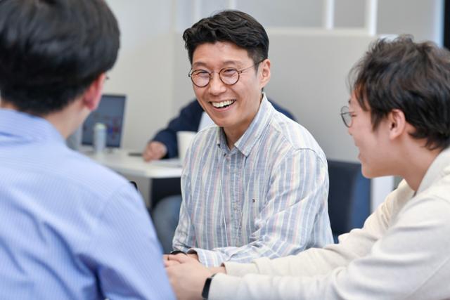 박지환 CGO가 마켓보로 직원들과 라운지에서 담소를 나누고 있다. 안다은 인턴기자