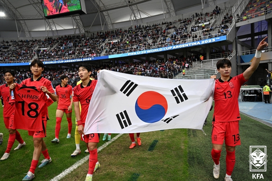 The Korean U-20 national team celebrates with the Korean flag after beating Nigeria 1-0 in the U-20 World Cup quarterfinals at Estadio Unico Madre de Ciudades in Santiago del Estero, Argentina on Sunday. [NEWS1]