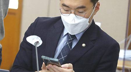김남국 무소속 의원이 ‘미공개 정보’ 취득 의혹을 받고 있다. 마브렉스 가격 급등 직전, 시가로 9억원이 넘는 코인을 대량 매입했다. 상장 직후 가격이 급등하는 ‘상장빔’을 노린 투자가 아니냐는 의견이 나온다. (연합뉴스)