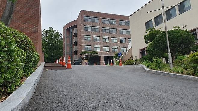 지난 5일 오전 8시50분쯤 교내 언덕길에서 내려오던 쓰레기 수거 차량에 치인 A씨는 사고 직후 곧바로 병원으로 옮겨졌으나 뇌사 판정을 받았고, 7일 오후 7시20분쯤 사망했다. 김동환 기자