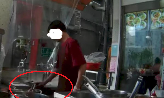 대만 타이베이의 한 면요리 전문점에서 주방 요리사가 쓰고 난 걸레를 국수 삶는 물에 짜는 영상이 폭로돼 위생 논란에 휩싸였다. 출처 웨이보