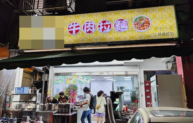 대만 타이베이의 한 면요리 전문점에서 주방 요리사가 쓰고 난 걸레를 국수 삶는 물에 짜는 영상이 폭로돼 위생 논란에 휩싸였다. 출처 웨이보