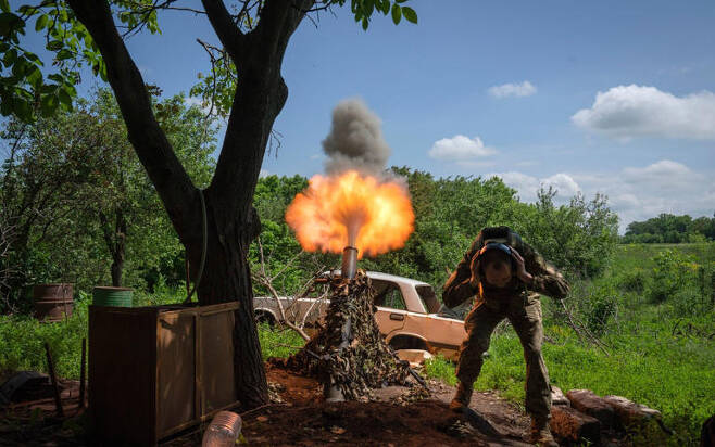 우크라이나 동부 바흐무트 인근 최전선에서 우크라이나 군인이 러시아 진지를 향해 포를 발사하고 있다. / 사진=AP 연합뉴스