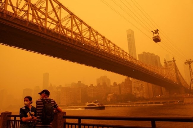 캐나다 산불의 영향으로 미국 뉴욕의 하늘이 오렌지색으로 변했다. 로이터 연합뉴스