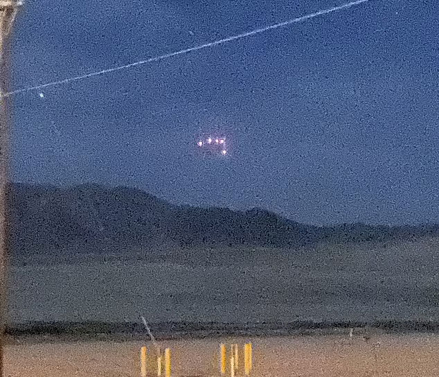 2021년 4월20일(현지시간) 미국 캘리포니아주의 캠프 윌슨에서 밤하늘에 5개의 빨간 불빛을 가진 검은색 삼각형 모양의 UAP가 맴돌고 있는 모습이 목격됐다.
