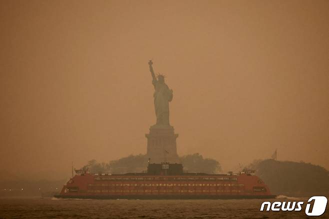6일 (현지시간) 캐나다에서 발생한 산불의 영향로 미국 뉴욕 자유의 여신상이 연기로 뿌옇게 보이고 있다. 2023.6.8 ⓒ 로이터=뉴스1 ⓒ News1 우동명 기자