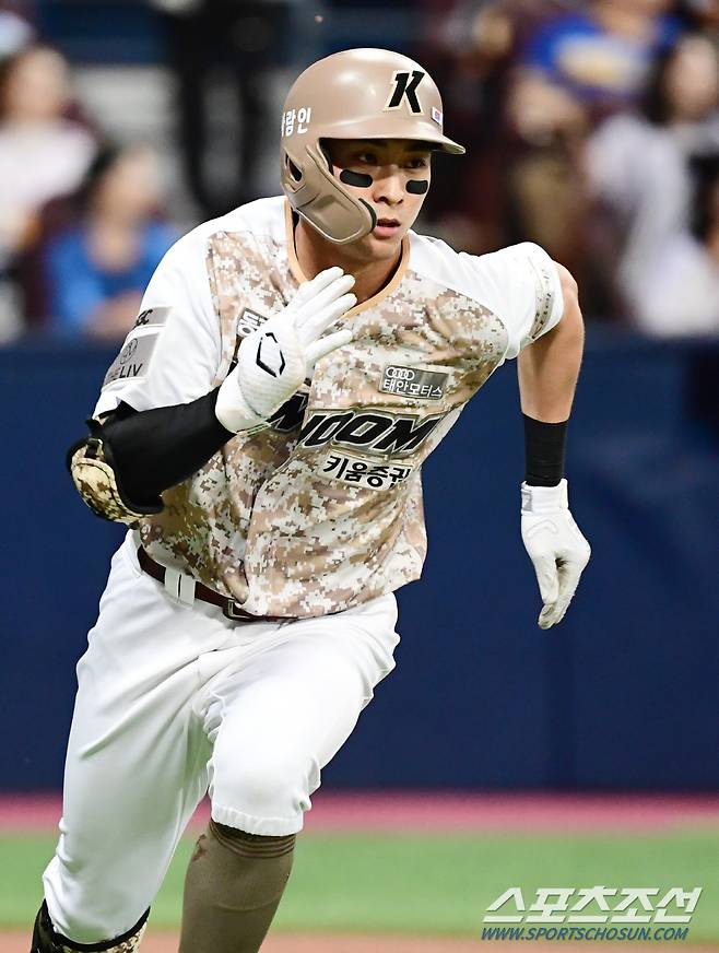 2023 KBO리그 LG트윈스와 키움히어로즈의 경기가 8일 고척스카이돔에서 열렸다. 키움 이정후가 1회말 무사 1,3루에서 2타점 2루타를 치고 있다. 고척=최문영 기자deer@sportschosun.com /2023.06.08/