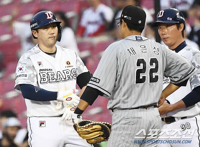 형님 앞에서 역전 적시타를 친 두산 양석환이 1루에 도착한 뒤 한화 채은성의 눈치(?)를 보고 있다.