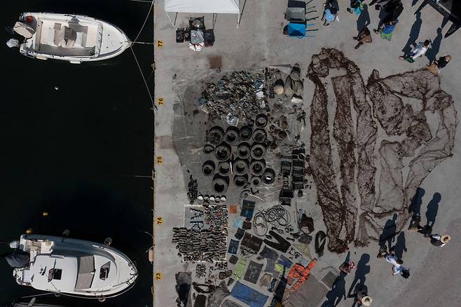 6월 4일 그리스 산토리니 섬 블라차다 항구에 비정부기구(NGO) '에게해 리브리스'가 바닷속에서 수거한 해양 쓰레기들이 전시돼 있다./AFP 연합뉴스