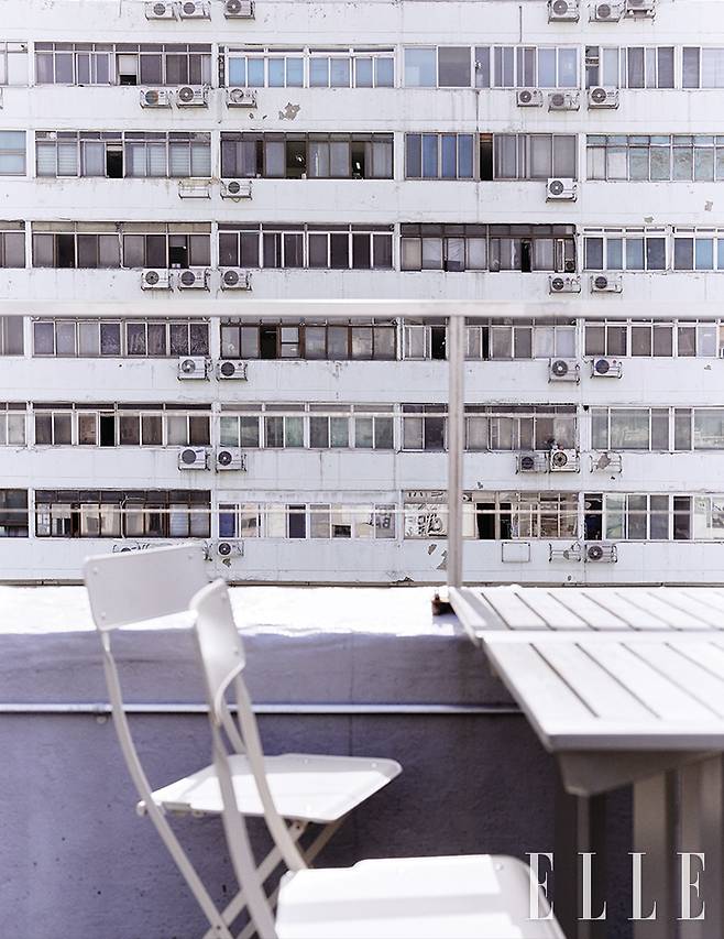 1층의 을지정밀공업사와 건물과 이름을 공유하는 대신, 공업사 사장님에게 커피를 매일 제공하기로 약속했다는 바 ‘을지정밀’은 4층 공간과 루프톱을 동시에 운영한다. 커피 메뉴와 함께 리쌀 웨판 등 글라스용 내추럴 와인, 그리고 여섯 종의 하이볼을 판매한다.