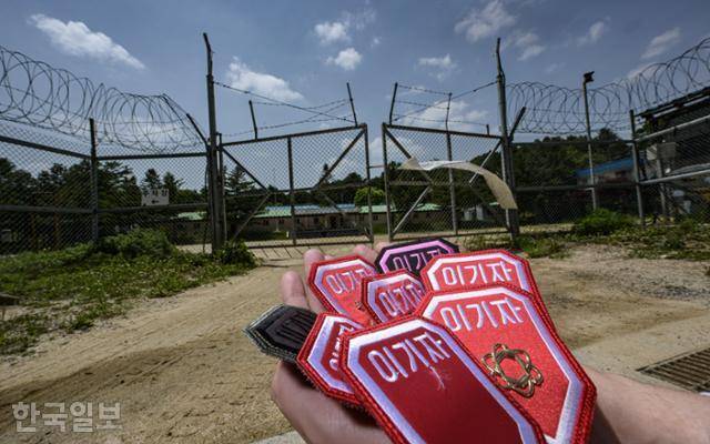 지난달 26일 육군 제27보병사단의 한 대대 정문 앞에 놓인 27사단 마크. 빈 부대 앞에는 사람의 손길이 닿지 않아 잡초가 자라기 시작했다. 1953년 창설된 27사단은 이기자 부대로 불리며 대한민국 중부전선을 책임졌다. 화천=하상윤 기자