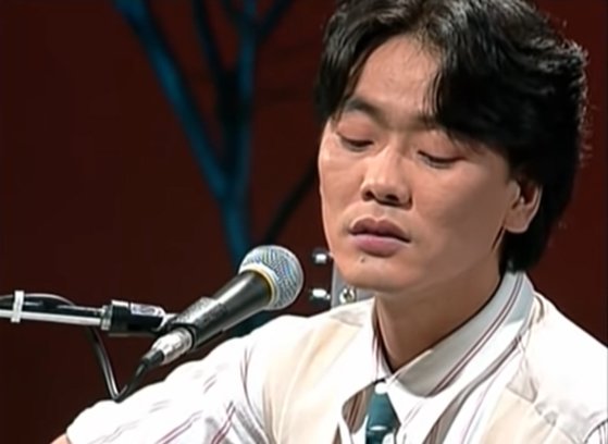 1995년 6월 'KMTV 김광석수퍼콘서트'에 출연한 가수 고 김광석이 '서른 즈음에'를 부르고 있다. 유튜브 캡처