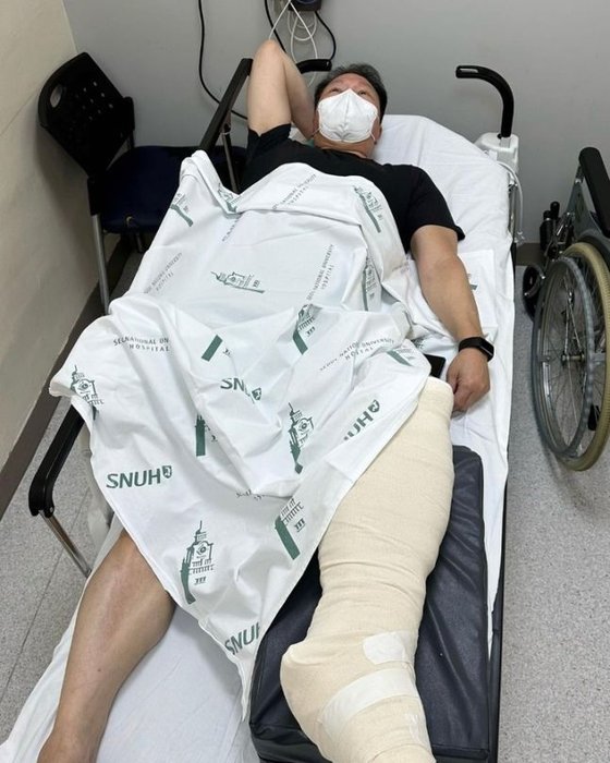 최태원 SK 회장이 자신의 SNS에 올린 사진. 테니스로 인해 발목 부상을 당해 병원 응급실에 누워있는 모습. 사진 최태원SNS 캡처