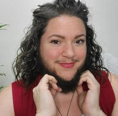 '다낭성 난소 증후군'을 앓아 턱수염이 자라게 된 캐나다 여성의 모습.  /사진=Gennevieve Vaillancourt 인스타그램 캡처
