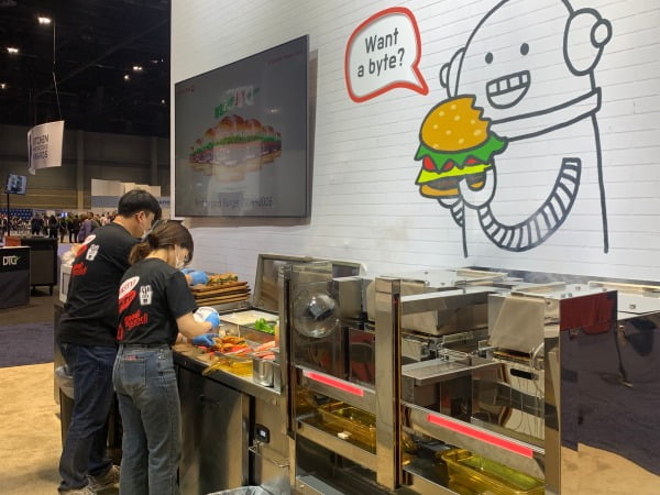 지난 5월 20~23일 미국 시카고 맥코믹플레이스에서 열린 세계 최대 외식박람회 NRA 쇼에 참가한 에이아니 직원들이 햄버거 조리로봇 '알파 그릴'을 사용하고 있는 모습.